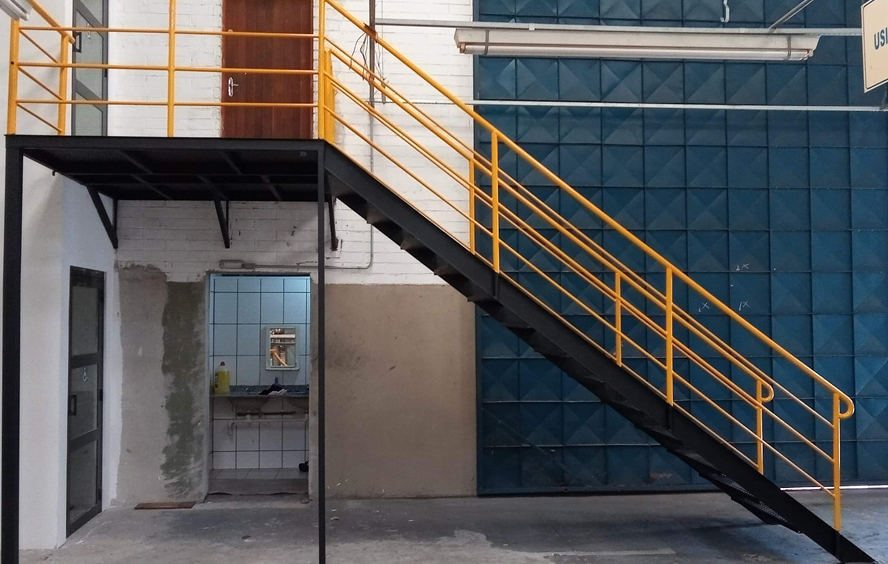 Conheça o nosso serviço: Escadas Metálicas